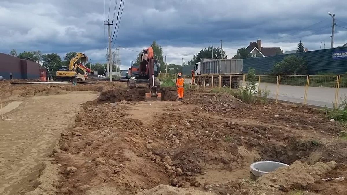 В Ленинском округе возобновились работы на дороге "Каширское шоссе – Сапроново" — 30 специалистов с помощью 4 единиц техники приступили к подготовке территории