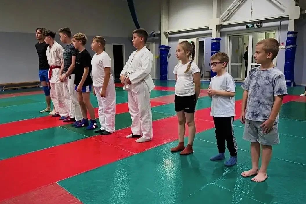 #КаникулыСРосгвардией. Росгвардейцы провели открытую тренировку по рукопашному бою в Подмосковье В рамках ведомственной акции «Каникулы с Росгвардией», приуроченной к 10-летию со дня образования ведомства, сотрудники... #КаникулыСРосгвардией. Росгвардейцы провели открытую тренировку по рукопашному бою в Подмосковье В рамках ведомственной акции «Каникулы с Росгвардией», приуроченной к 10-летию со дня образования ведомства, сотрудники...