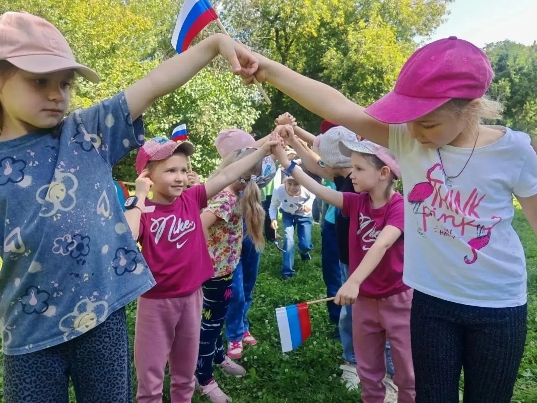 Флаг России на детском рисунке: как дошколята отметили праздник триколора в Мытищах Флаг России на детском рисунке: как дошколята отметили праздник триколора в Мытищах