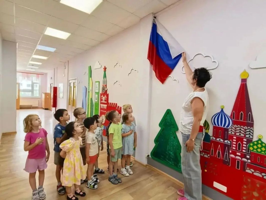 Флаг России на детском рисунке: как дошколята отметили праздник триколора в Мытищах Флаг России на детском рисунке: как дошколята отметили праздник триколора в Мытищах