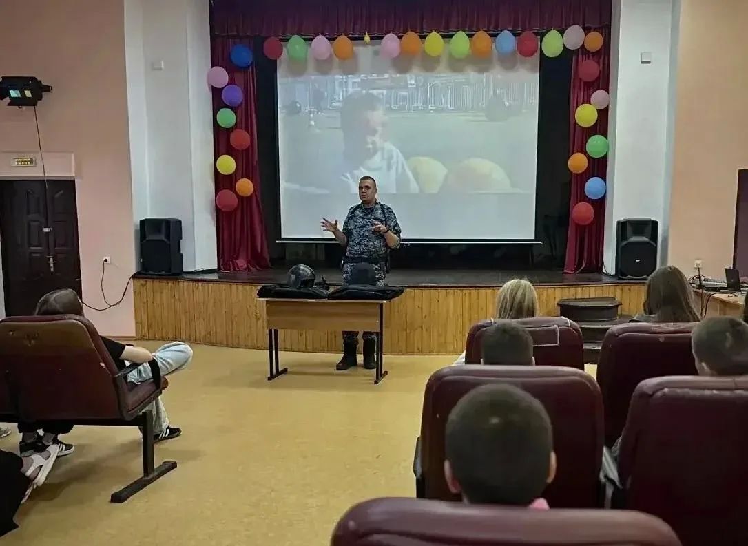 #КаникулыСРосгвардией. Росгвардейцы провели урок мужества для молодежи в Подмосковье В рамках ведомственной акции «Каникулы с Росгвардией», приуроченной к 10-летию со Дня создания ведомства и 215-й годовщине образования... #КаникулыСРосгвардией. Росгвардейцы провели урок мужества для молодежи в Подмосковье В рамках ведомственной акции «Каникулы с Росгвардией», приуроченной к 10-летию со Дня создания ведомства и 215-й годовщине образования...