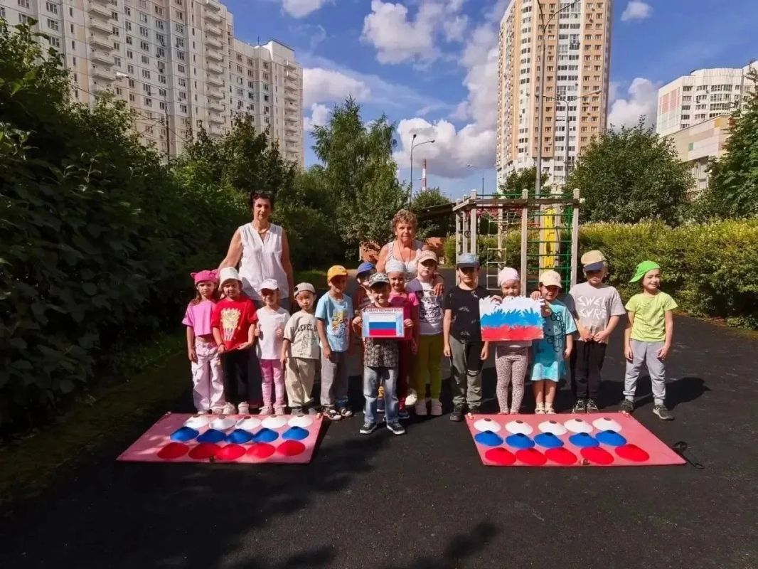 Флаг России на детском рисунке: как дошколята отметили праздник триколора в Мытищах Флаг России на детском рисунке: как дошколята отметили праздник триколора в Мытищах