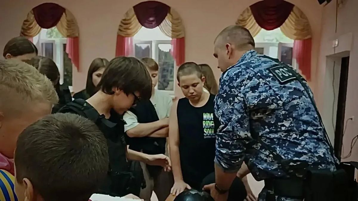 #КаникулыСРосгвардией. Росгвардейцы провели урок мужества для молодежи в Подмосковье В рамках ведомственной акции «Каникулы с Росгвардией», приуроченной к 10-летию со Дня создания ведомства и 215-й годовщине образования... #КаникулыСРосгвардией. Росгвардейцы провели урок мужества для молодежи в Подмосковье В рамках ведомственной акции «Каникулы с Росгвардией», приуроченной к 10-летию со Дня создания ведомства и 215-й годовщине образования...