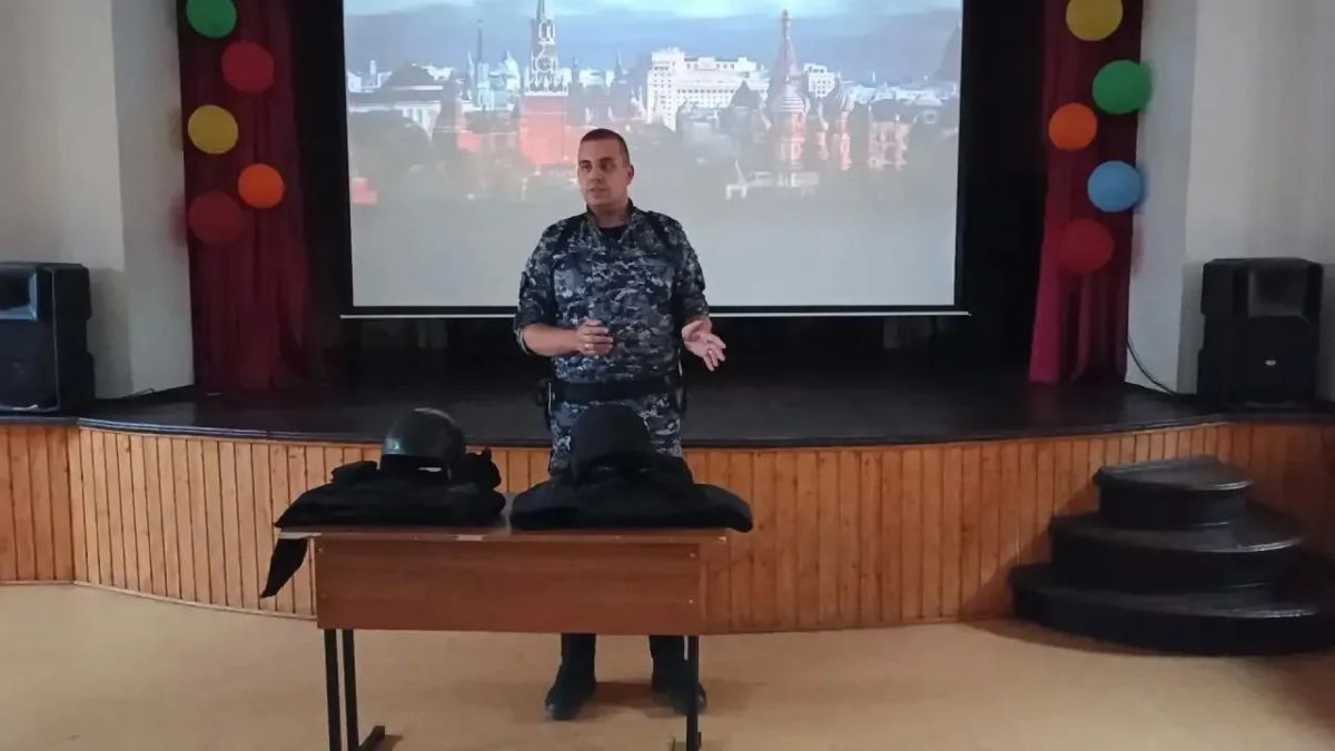 #КаникулыСРосгвардией. Росгвардейцы провели урок мужества для молодежи в Подмосковье В рамках ведомственной акции «Каникулы с Росгвардией», приуроченной к 10-летию со Дня создания ведомства и 215-й годовщине образования... #КаникулыСРосгвардией. Росгвардейцы провели урок мужества для молодежи в Подмосковье В рамках ведомственной акции «Каникулы с Росгвардией», приуроченной к 10-летию со Дня создания ведомства и 215-й годовщине образования...