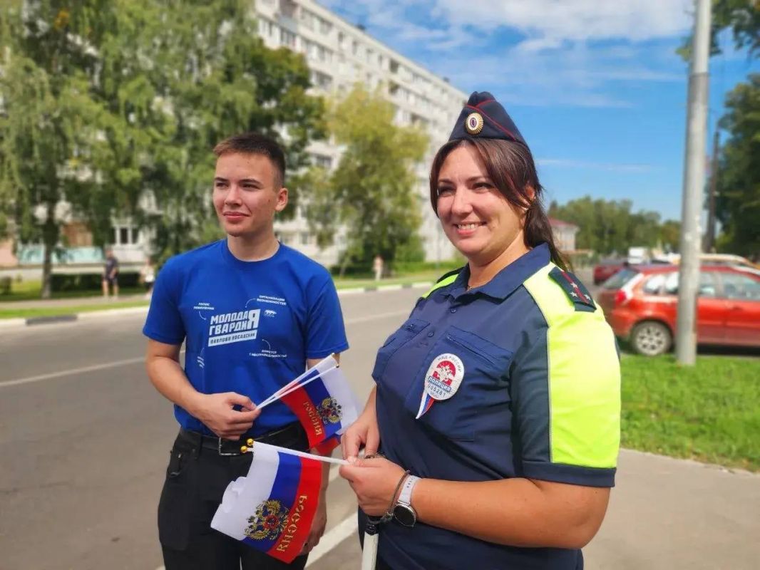 Сотрудники Госавтоинспекции вместе с «Молодой Гвардии» поздравили жителей Павловского Посада с Днем города Сотрудники Госавтоинспекции вместе с «Молодой Гвардии» поздравили жителей Павловского Посада с Днем города