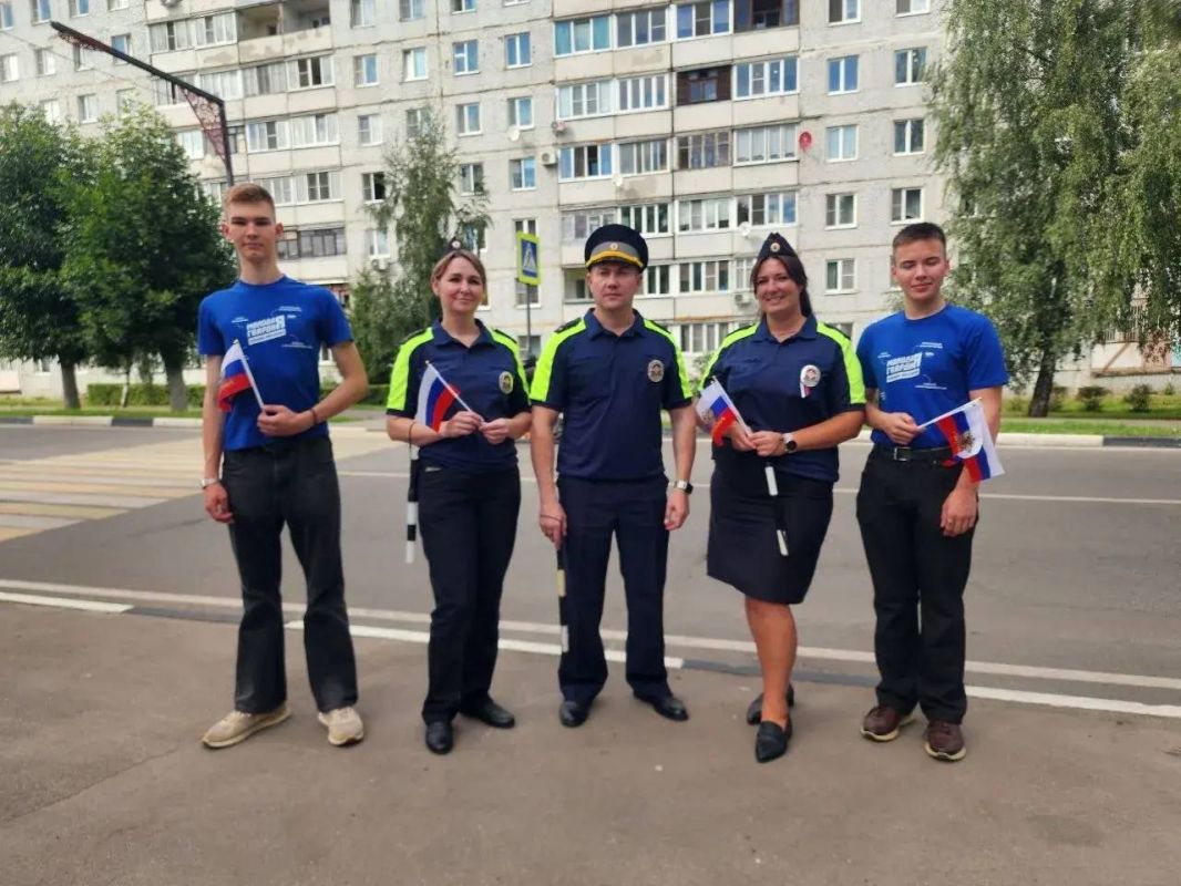 Сотрудники Госавтоинспекции вместе с «Молодой Гвардии» поздравили жителей Павловского Посада с Днем города Сотрудники Госавтоинспекции вместе с «Молодой Гвардии» поздравили жителей Павловского Посада с Днем города