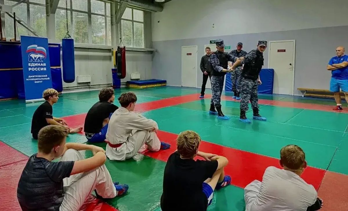 #КаникулыСРосгвардией. Росгвардейцы провели открытую тренировку по рукопашному бою в Подмосковье В рамках ведомственной акции «Каникулы с Росгвардией», приуроченной к 10-летию со дня образования ведомства, сотрудники... #КаникулыСРосгвардией. Росгвардейцы провели открытую тренировку по рукопашному бою в Подмосковье В рамках ведомственной акции «Каникулы с Росгвардией», приуроченной к 10-летию со дня образования ведомства, сотрудники...