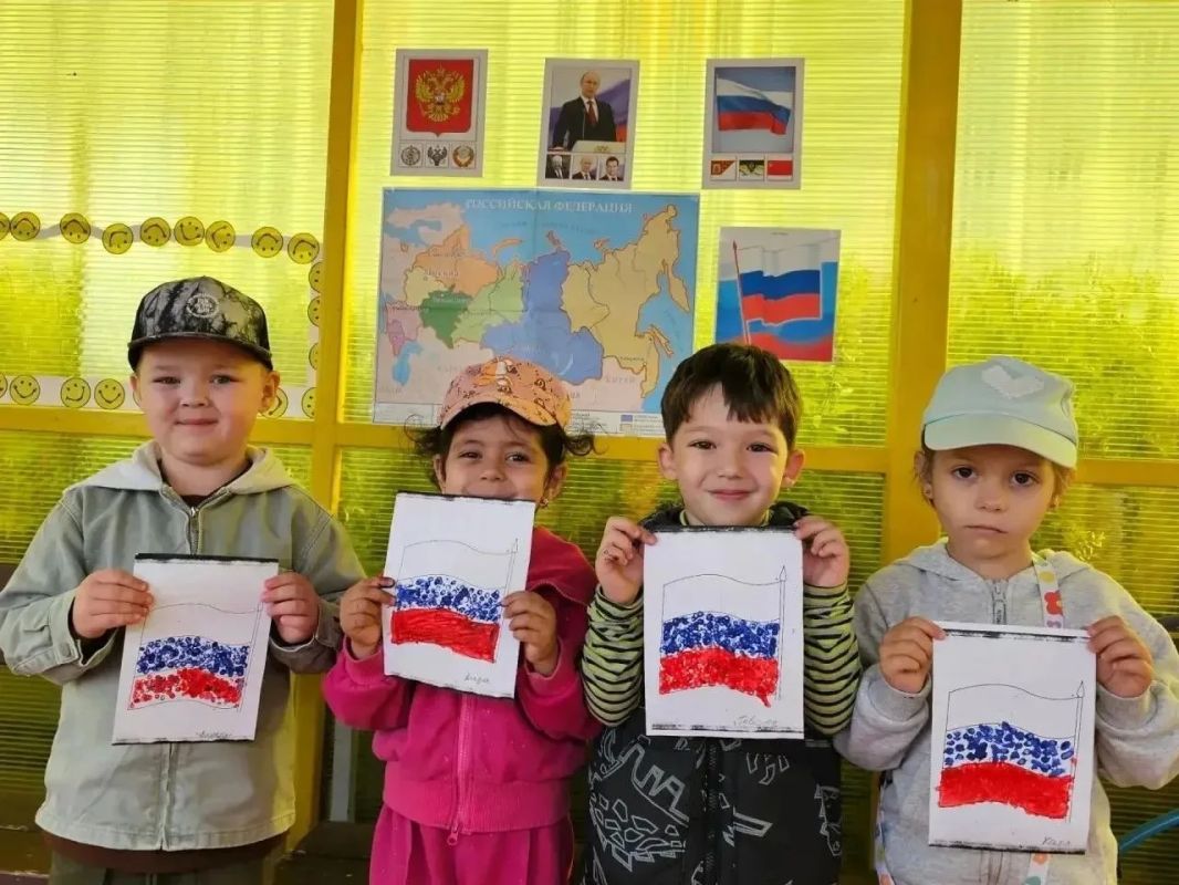 Флаг России на детском рисунке: как дошколята отметили праздник триколора в Мытищах Флаг России на детском рисунке: как дошколята отметили праздник триколора в Мытищах