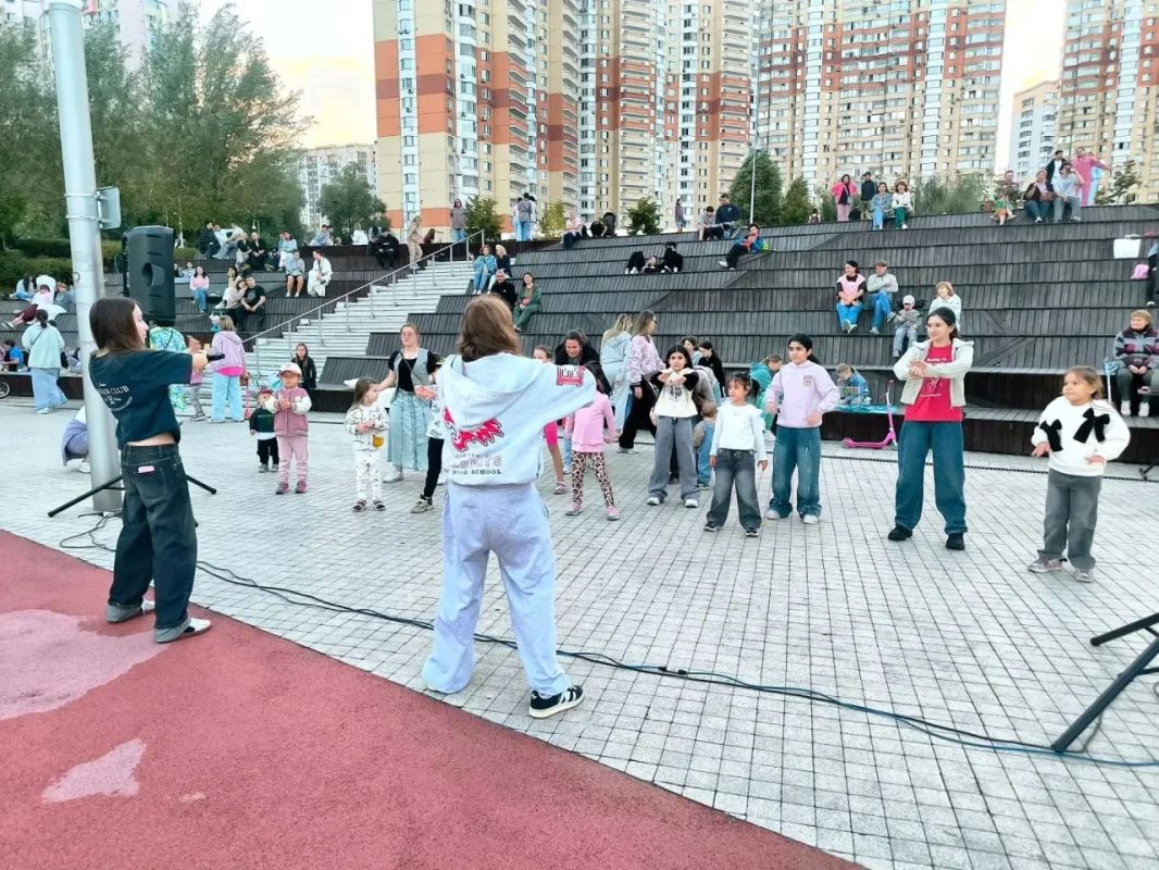 «Летний вечер у реки»: два дня музыки, творчества и душевной атмосферы на набережной Павшинской поймы! «Летний вечер у реки»: два дня музыки, творчества и душевной атмосферы на набережной Павшинской поймы!