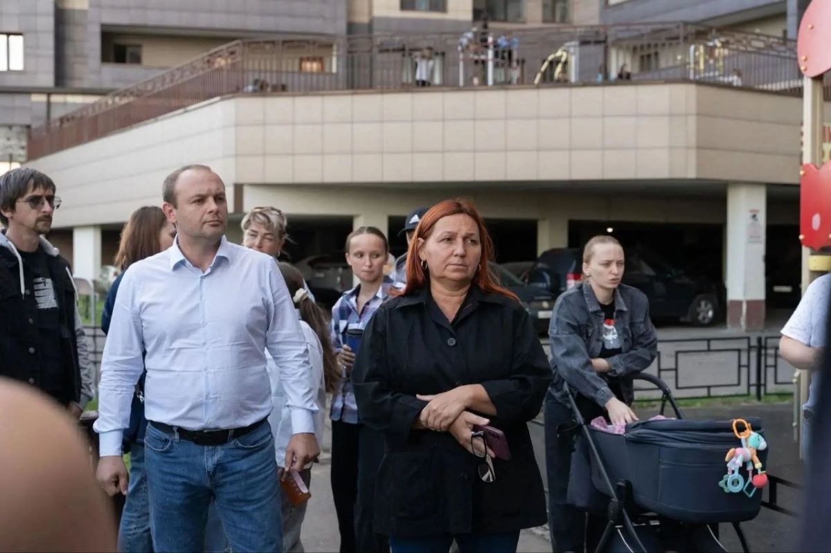 Монтаж новых оконных конструкций обсудили с жителями дома, пострадавшего от атаки БПЛА Монтаж новых оконных конструкций обсудили с жителями дома, пострадавшего от атаки БПЛА