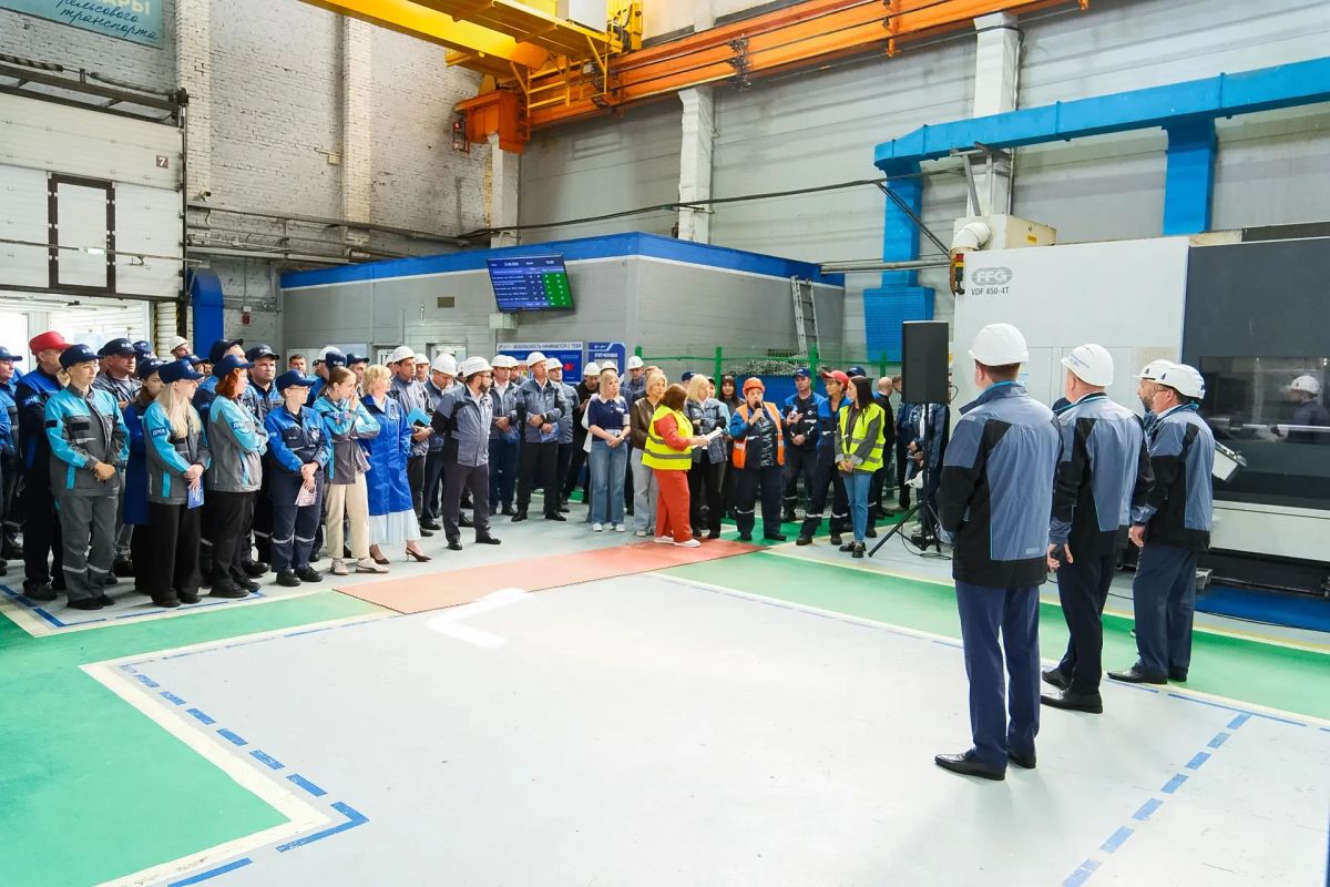 Продолжили встречу уже в цехах завода Продолжили встречу уже в цехах завода