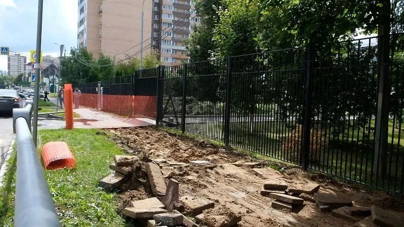 В Солнечногорске обновляют тротуар от парка до школы № 5 В Солнечногорске обновляют тротуар от парка до школы № 5