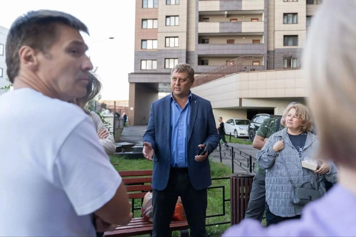 Монтаж новых оконных конструкций обсудили с жителями дома, пострадавшего от атаки БПЛА Монтаж новых оконных конструкций обсудили с жителями дома, пострадавшего от атаки БПЛА
