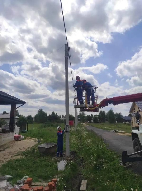 Надежность электроснабжения девяти домов в деревне Сосновка повысилась благодаря модернизации сетей
