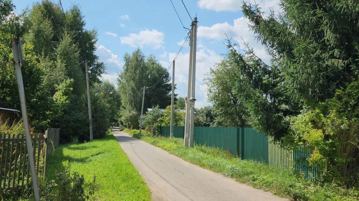 В деревне Мишнево на Западной улице устанавливают новые уличные фонари по программе «Светлый город»