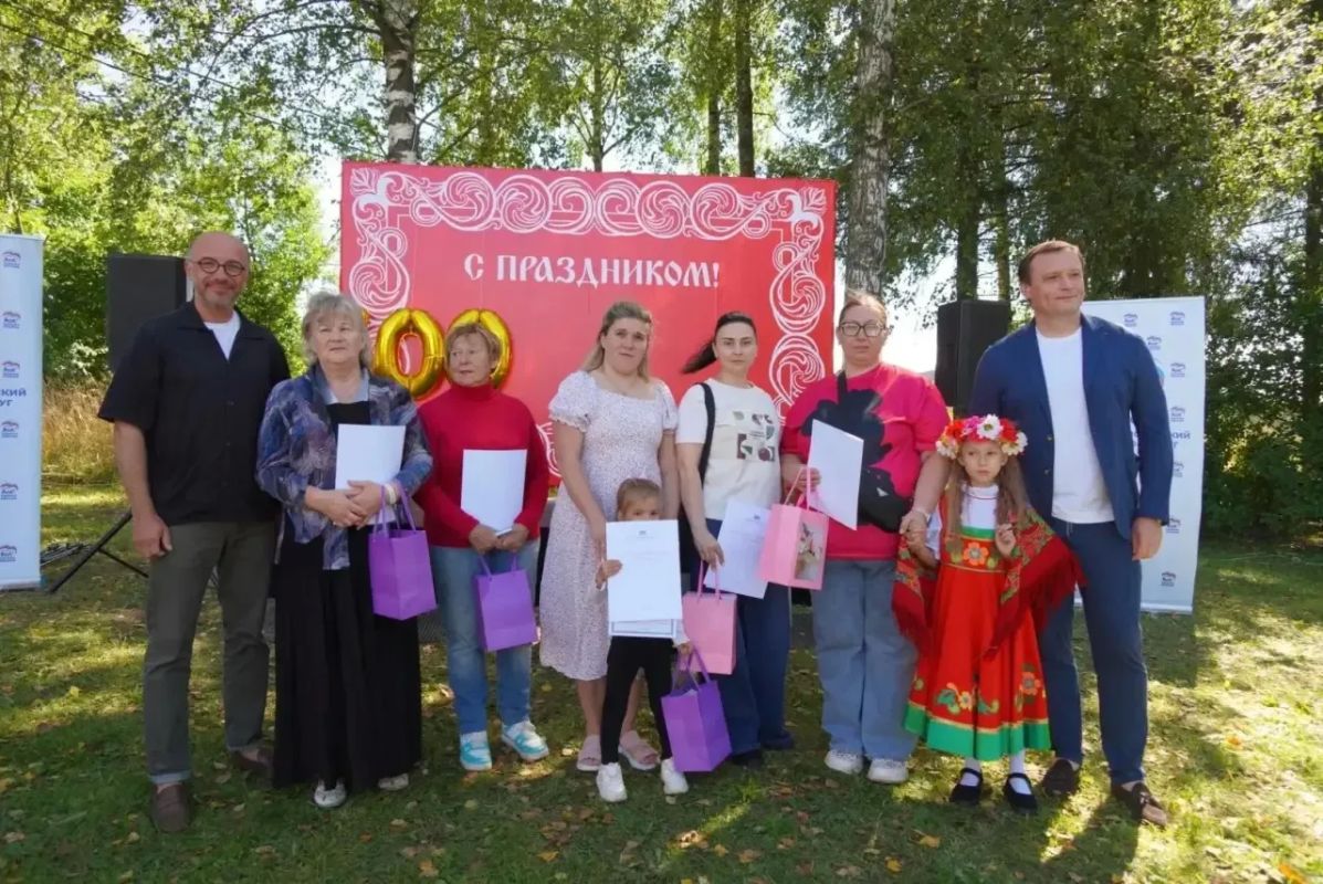 Большой ягодный Царь-пирог стал главным угощением на Дне деревни Тураково Большой ягодный Царь-пирог стал главным угощением на Дне деревни Тураково
