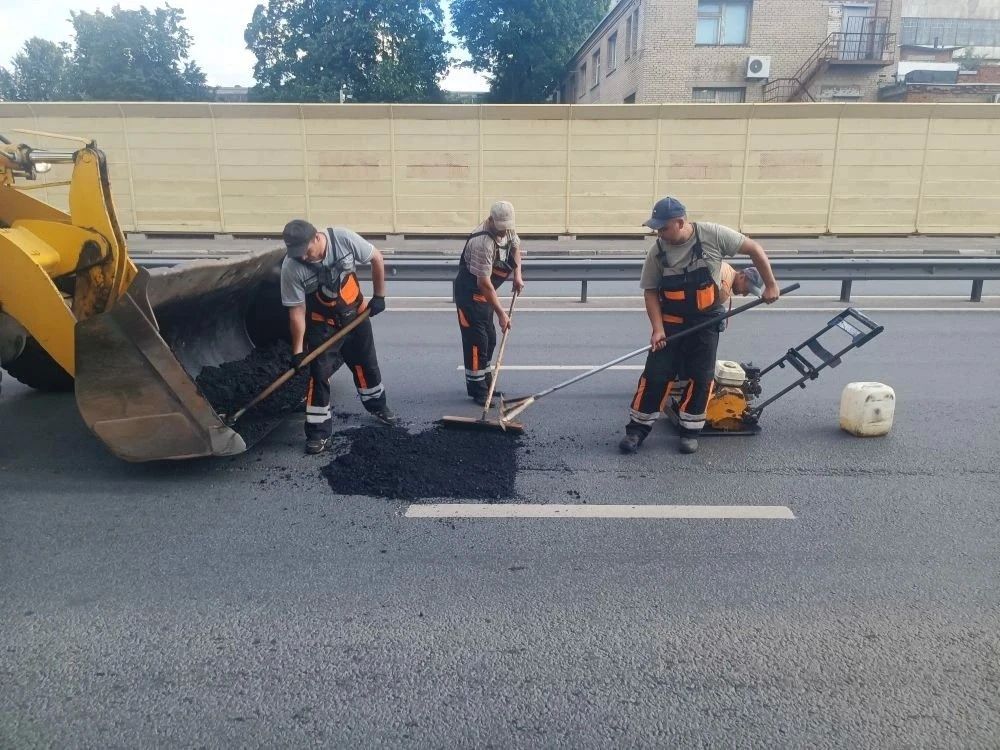За выходные дни сотрудники городского предприятия «Автобытдор» провели ямочный ремонт на дорогах и дворовых проездах по следующим адресам: За выходные дни сотрудники городского предприятия «Автобытдор» провели ямочный ремонт на дорогах и дворовых проездах по следующим адресам: