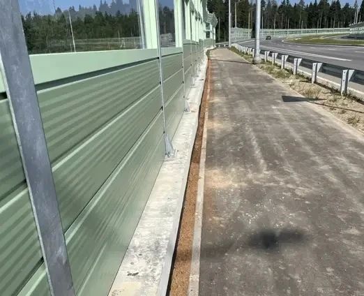 На выезде из деревни Юрлово началась подготовка к строительству тротуара и велодорожки у надземного пешеходного перехода в рамках проекта по строительству автомобильной дороги Пятницкое шоссе – Саврасово-М10