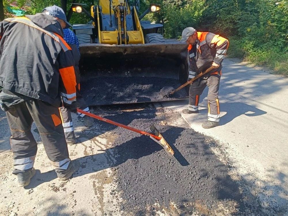 В нашем городе продолжаются ежедневные работы по ямочному ремонту на дорогах и во дворах В нашем городе продолжаются ежедневные работы по ямочному ремонту на дорогах и во дворах