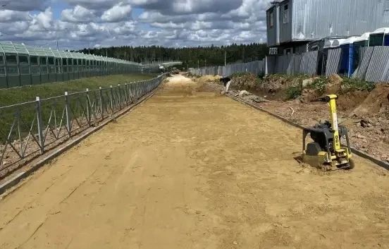 На выезде из деревни Юрлово началась подготовка к строительству тротуара и велодорожки у надземного пешеходного перехода в рамках проекта по строительству автомобильной дороги Пятницкое шоссе – Саврасово-М10 На выезде из деревни Юрлово началась подготовка к строительству тротуара и велодорожки у надземного пешеходного перехода в рамках проекта по строительству автомобильной дороги Пятницкое шоссе – Саврасово-М10