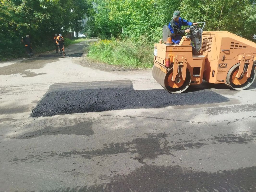 В нашем городе продолжаются ежедневные работы по ямочному ремонту на дорогах и во дворах В нашем городе продолжаются ежедневные работы по ямочному ремонту на дорогах и во дворах