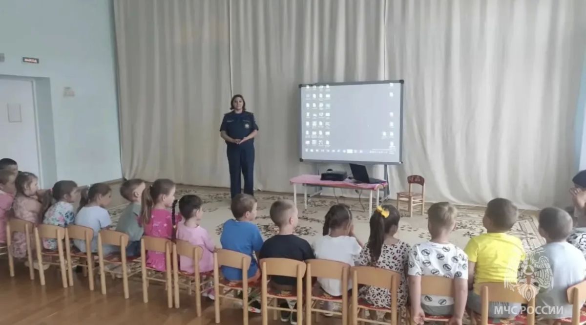 В Луховицах провели урок безопасности для воспитанников детского сада «Улыбка» В Луховицах провели урок безопасности для воспитанников детского сада «Улыбка»