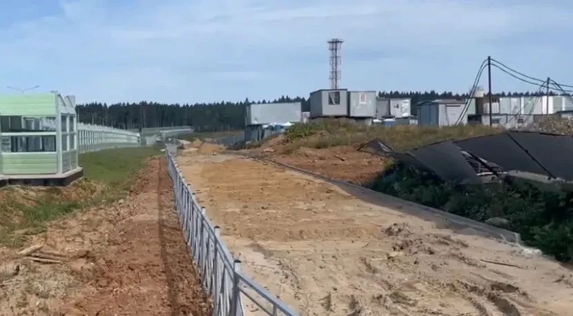 На выезде из деревни Юрлово началась подготовка к строительству тротуара и велодорожки у надземного пешеходного перехода в рамках проекта по строительству автомобильной дороги Пятницкое шоссе – Саврасово-М10 На выезде из деревни Юрлово началась подготовка к строительству тротуара и велодорожки у надземного пешеходного перехода в рамках проекта по строительству автомобильной дороги Пятницкое шоссе – Саврасово-М10