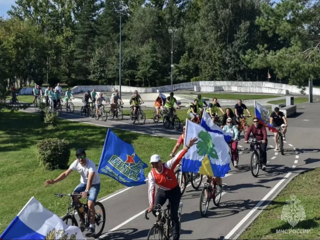 Сотрудники Дубненского пожарно-спасательного гарнизона приняли участие в патриотическом велопробеге Сотрудники Дубненского пожарно-спасательного гарнизона приняли участие в патриотическом велопробеге
