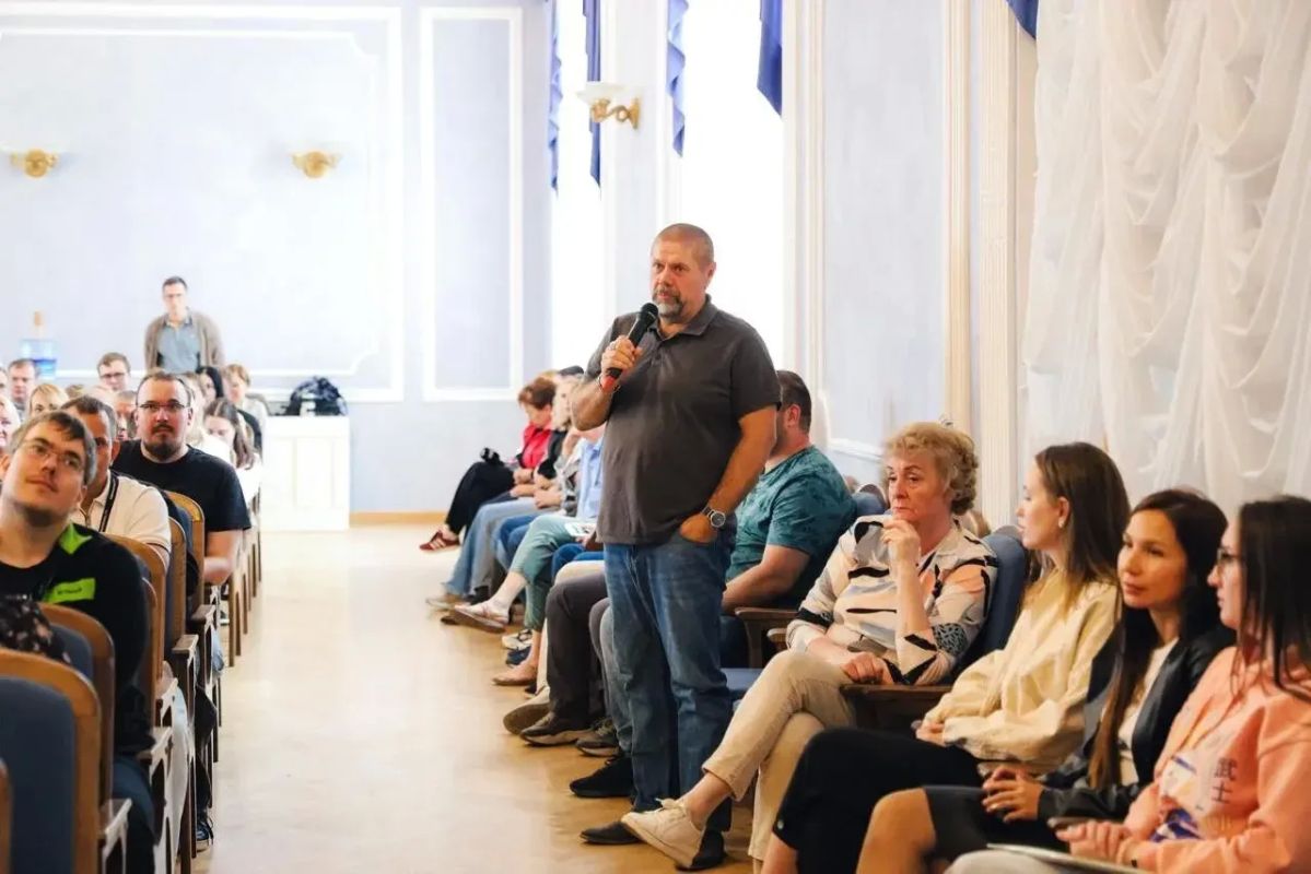 Депутат Госдумы Денис Кравченко встретился с коллективом НПО имени Лавочкина Депутат Госдумы Денис Кравченко встретился с коллективом НПО имени Лавочкина