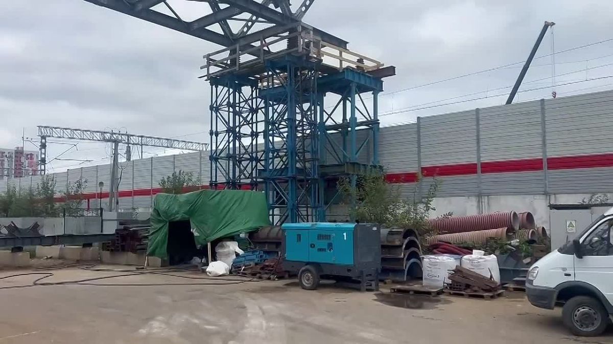 На пешеходном переходе у ЖК "Рублёвский" в Одинцовском округе приступили к монтажу лестничных пролётов — на объекте трудятся 30 рабочих и 4 единицы техники
