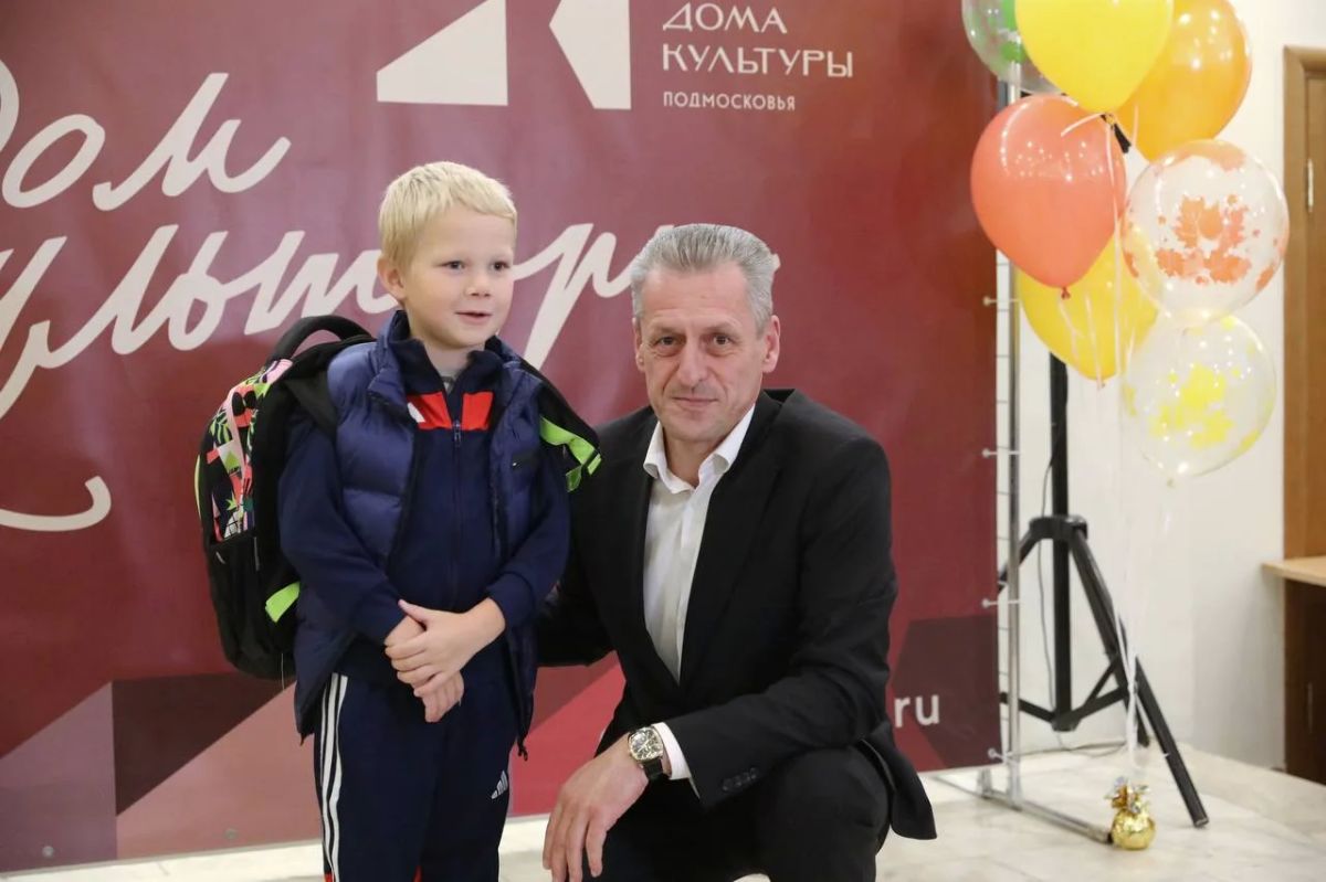 Школьникам Долгопрудного вручили подарки ко Дню знаний Школьникам Долгопрудного вручили подарки ко Дню знаний
