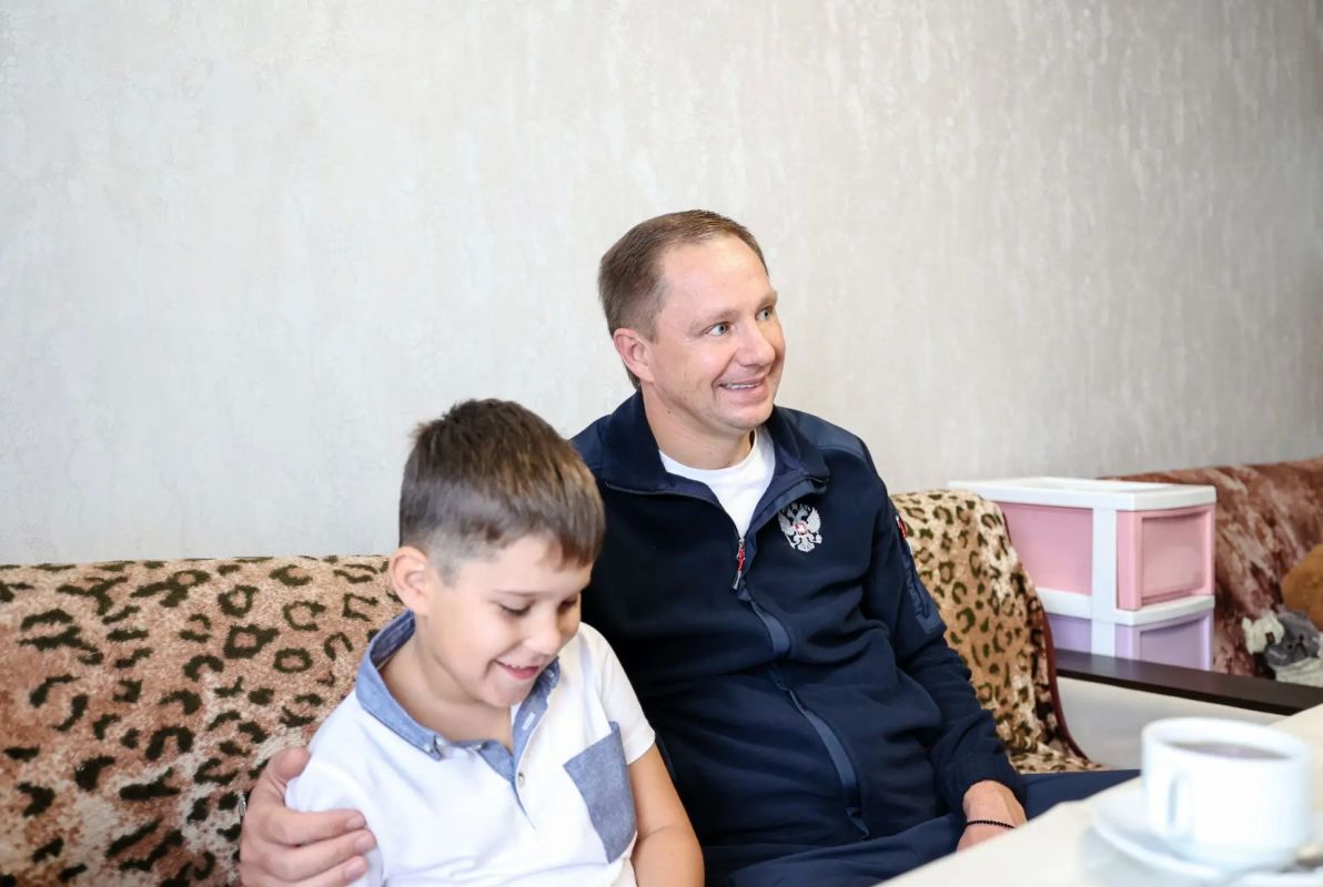Дмитрий Волков: Навестил семью наших Героев СВО: Валентину Ивановну, у которой погибли сын Иван и брат Александр, ее дочь Оксану Юрьевну и шестилетнего Вадима, который уже на следующей неделе пойдет в первый класс Дмитрий Волков: Навестил семью наших Героев СВО: Валентину Ивановну, у которой погибли сын Иван и брат Александр, ее дочь Оксану Юрьевну и шестилетнего Вадима, который уже на следующей неделе пойдет в первый класс