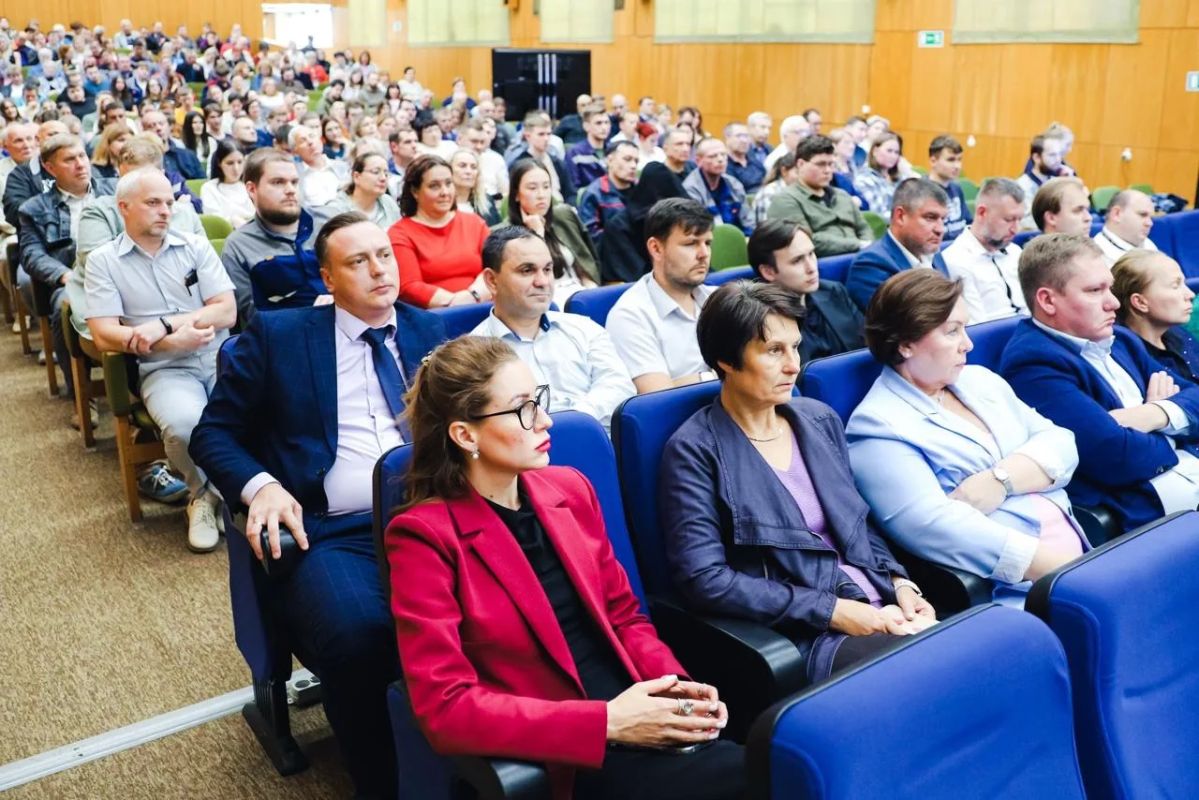 Депутат Госдумы Денис Кравченко провёл встречу с коллективом НПО «Энергомаш» Депутат Госдумы Денис Кравченко провёл встречу с коллективом НПО «Энергомаш»