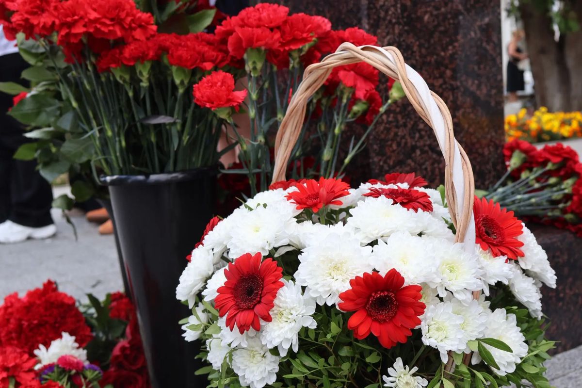 Сергей Мужальских: В День города по доброй традиции возложили цветы к памятнику нашему выдающемуся земляку Николаю Ивановичу Новикову Сергей Мужальских: В День города по доброй традиции возложили цветы к памятнику нашему выдающемуся земляку Николаю Ивановичу Новикову