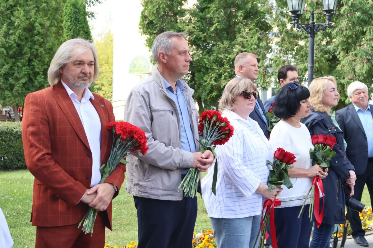 Сергей Мужальских: В День города по доброй традиции возложили цветы к памятнику нашему выдающемуся земляку Николаю Ивановичу Новикову Сергей Мужальских: В День города по доброй традиции возложили цветы к памятнику нашему выдающемуся земляку Николаю Ивановичу Новикову