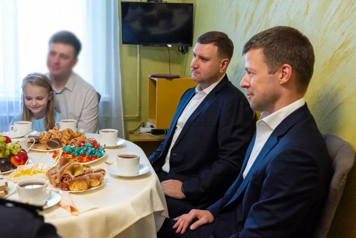 Сергей Юров: Встреча с семьей героя. Сегодня вместе с главой Реутова Алексеем Станиславовичем Ковязиным посетили семью участника СВО Сергея Ф. Сергей - настоящий герой, младший сержант, начальник расчета ударных беспилотных... Сергей Юров: Встреча с семьей героя. Сегодня вместе с главой Реутова Алексеем Станиславовичем Ковязиным посетили семью участника СВО Сергея Ф. Сергей - настоящий герой, младший сержант, начальник расчета ударных беспилотных...