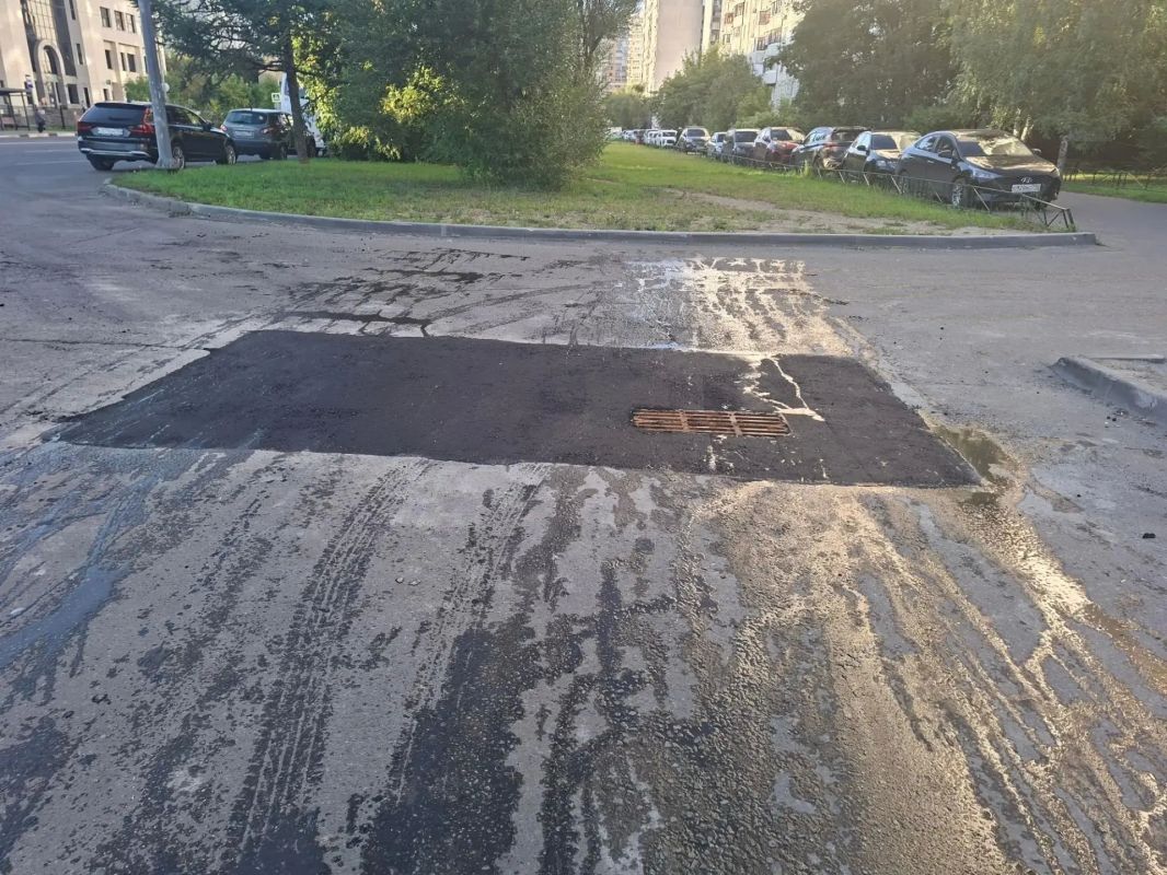 Сотрудники предприятия «Автобытдор» продолжают ежедневный ремонт дорог и дворовых проездов Сотрудники предприятия «Автобытдор» продолжают ежедневный ремонт дорог и дворовых проездов