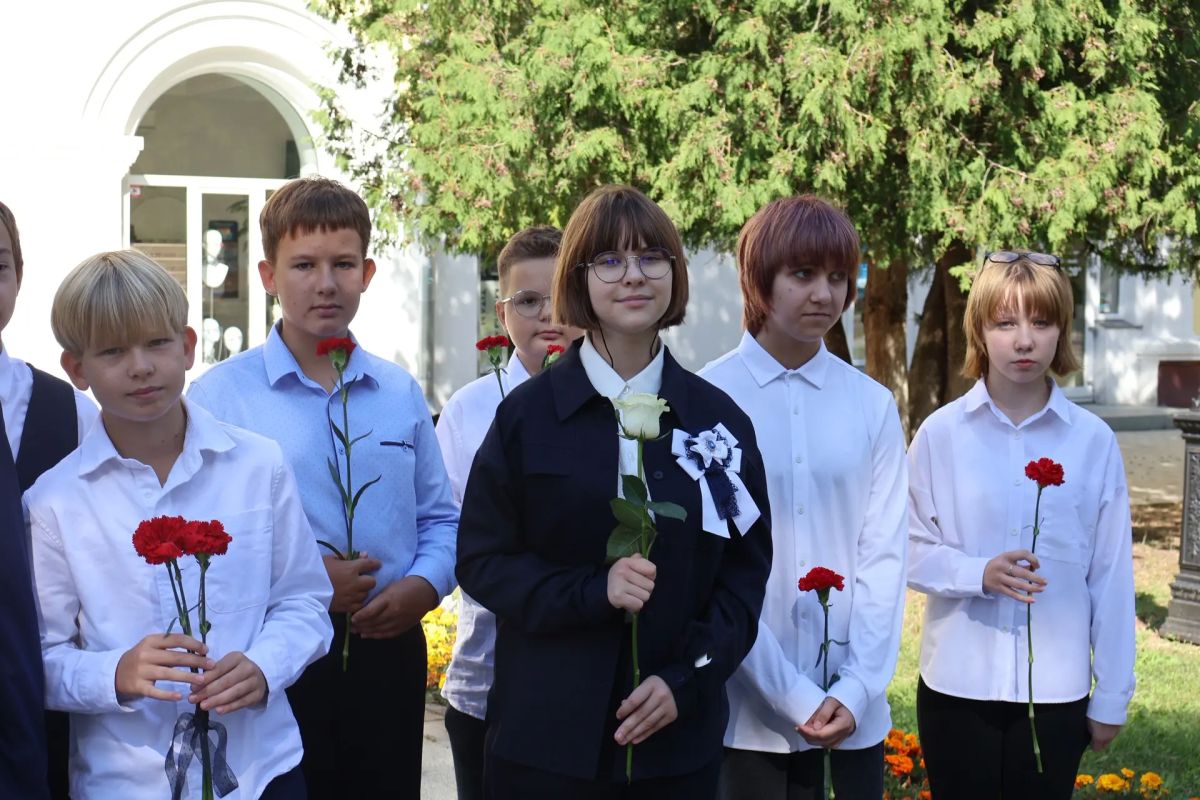 Сергей Мужальских: В День города по доброй традиции возложили цветы к памятнику нашему выдающемуся земляку Николаю Ивановичу Новикову Сергей Мужальских: В День города по доброй традиции возложили цветы к памятнику нашему выдающемуся земляку Николаю Ивановичу Новикову