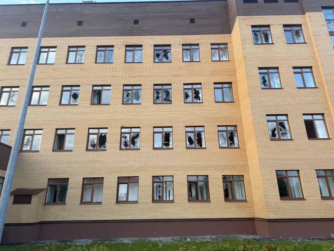 Украинский БПЛА врезался в магазин «Магнит» в Подмосковье и повредил поликлинику Украинский БПЛА врезался в магазин «Магнит» в Подмосковье и повредил поликлинику