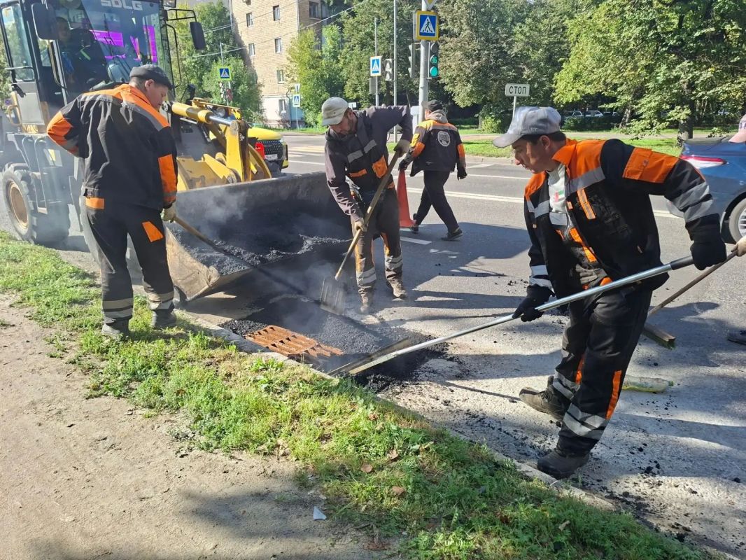 Сотрудники предприятия «Автобытдор» продолжают ежедневный ремонт дорог и дворовых проездов Сотрудники предприятия «Автобытдор» продолжают ежедневный ремонт дорог и дворовых проездов