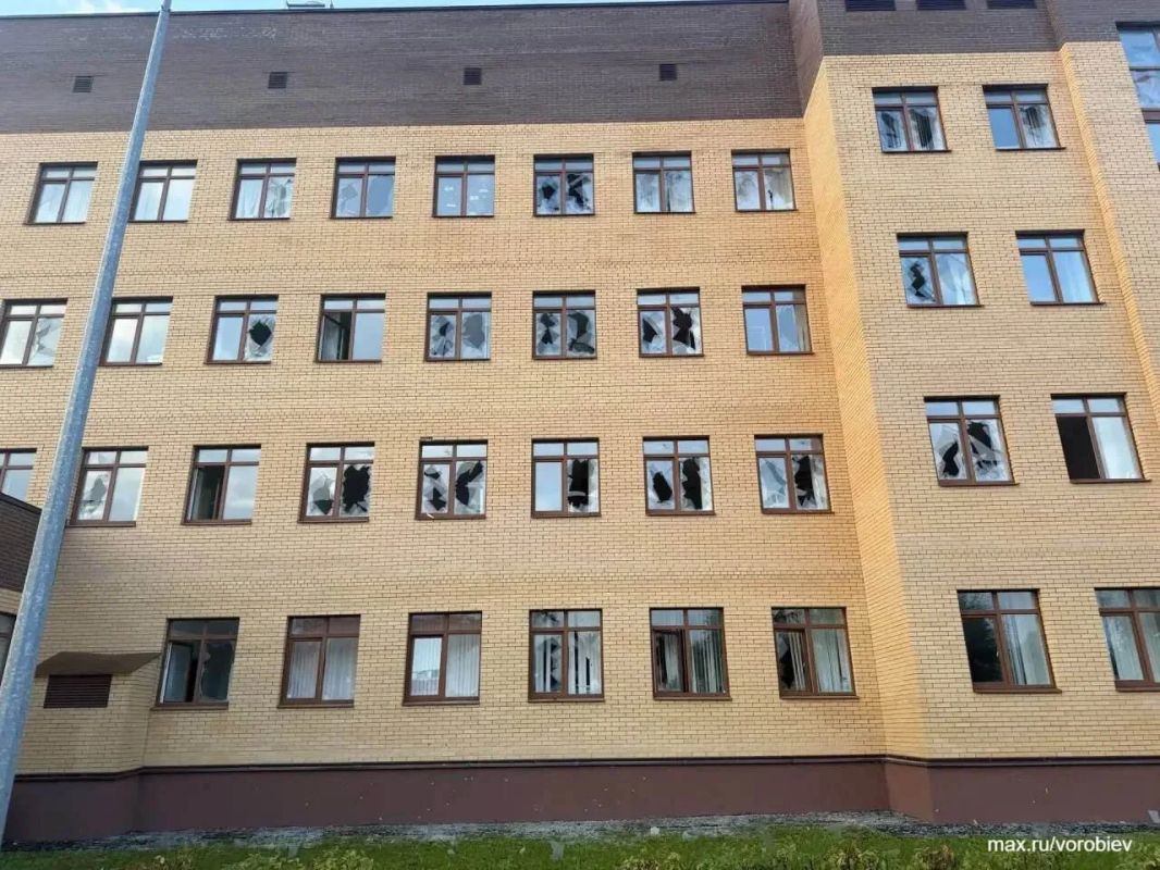 Украинский беспилотник попал в магазин "Магнит" в Павловском Посаде, взрывной волной повреждена поликлиника, сообщил губернатор Подмосковья Андрей Воробьев