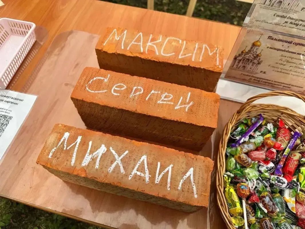 В завершение дня принял участие ещё в одной доброй акции — «Именной кирпич» в поддержку строительства храмового комплекса Казанской иконы Божией Матери В завершение дня принял участие ещё в одной доброй акции — «Именной кирпич» в поддержку строительства храмового комплекса Казанской иконы Божией Матери