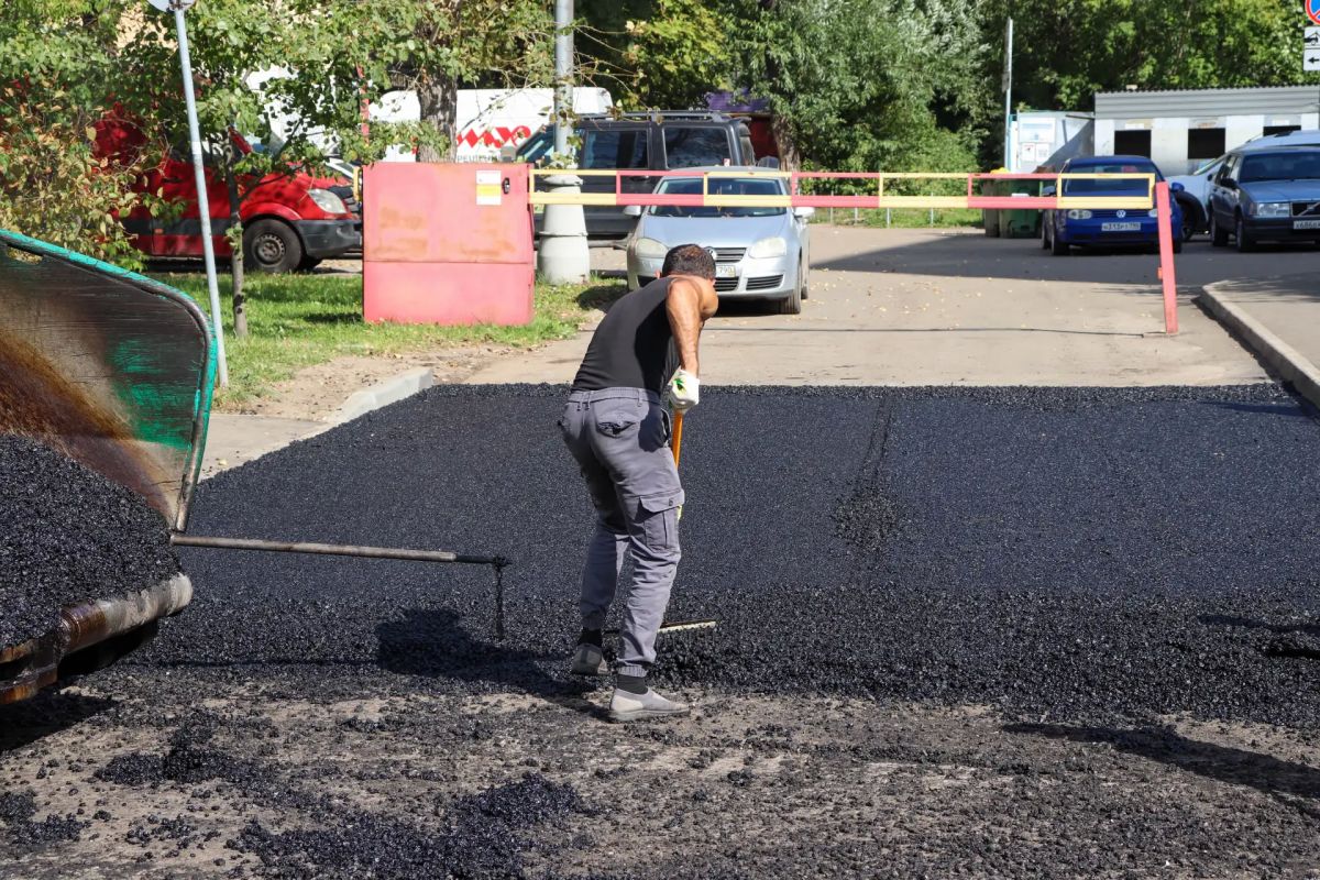 В Реутове приступили к укладке асфальта на Лесной улице В Реутове приступили к укладке асфальта на Лесной улице