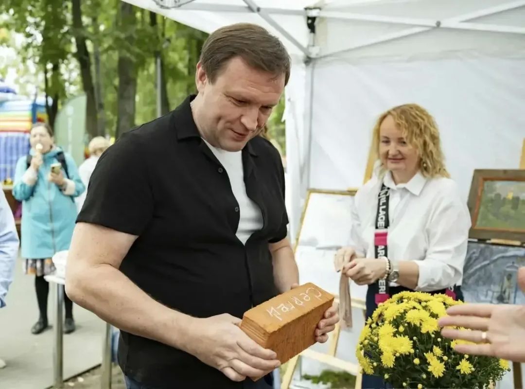 В завершение дня принял участие ещё в одной доброй акции — «Именной кирпич» в поддержку строительства храмового комплекса Казанской иконы Божией Матери В завершение дня принял участие ещё в одной доброй акции — «Именной кирпич» в поддержку строительства храмового комплекса Казанской иконы Божией Матери