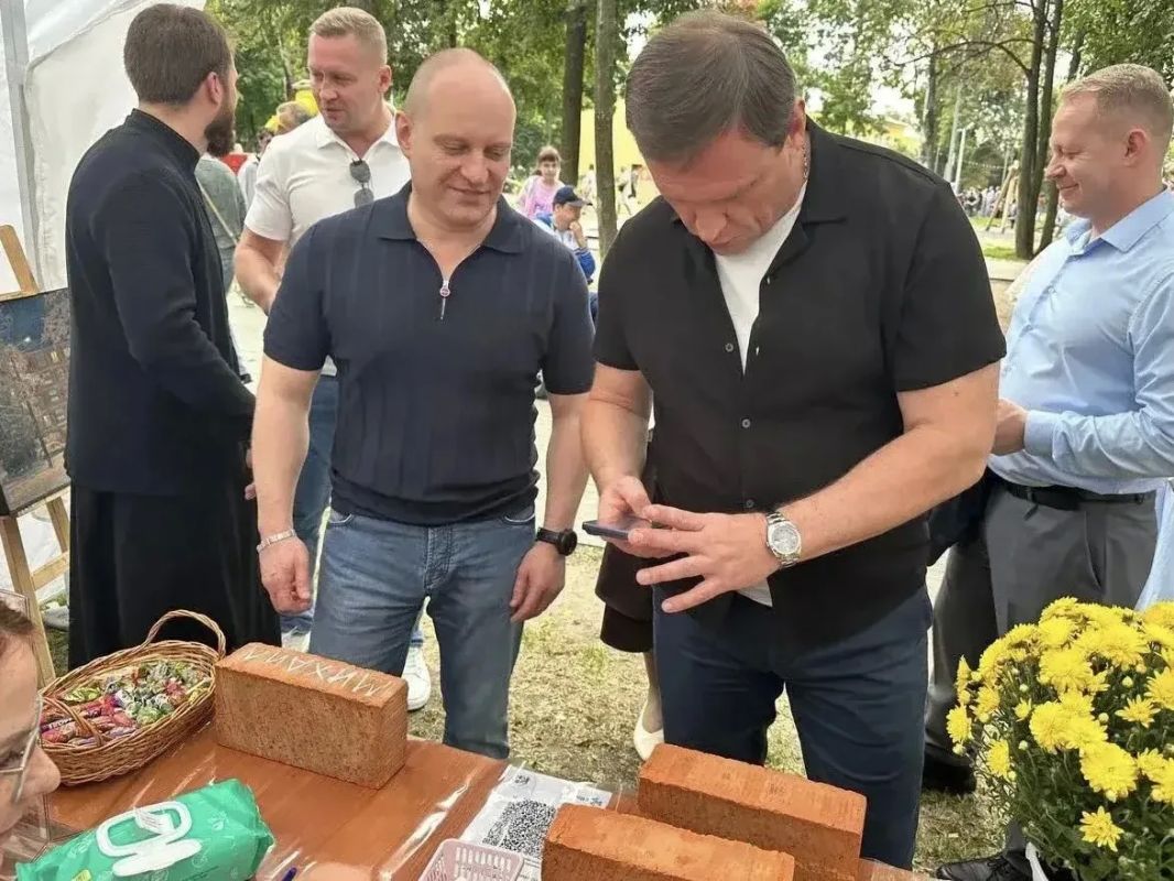 В завершение дня принял участие ещё в одной доброй акции — «Именной кирпич» в поддержку строительства храмового комплекса Казанской иконы Божией Матери В завершение дня принял участие ещё в одной доброй акции — «Именной кирпич» в поддержку строительства храмового комплекса Казанской иконы Божией Матери