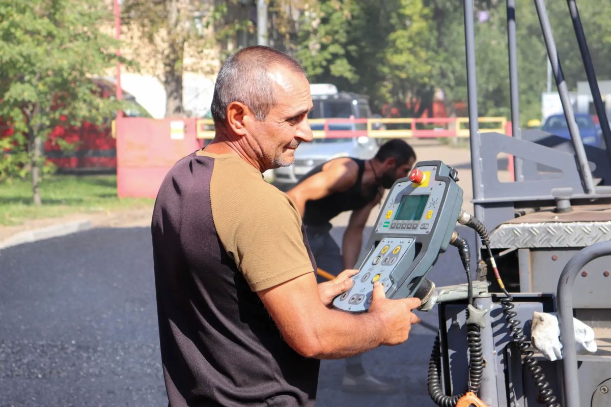 В Реутове приступили к укладке асфальта на Лесной улице В Реутове приступили к укладке асфальта на Лесной улице