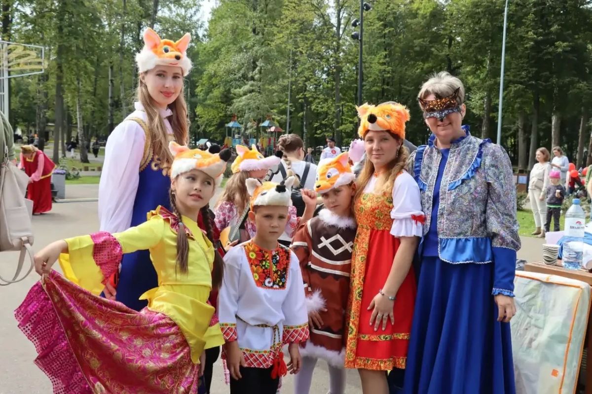 В День города в парке Островского прошли семейные конкурсы от Лиги матерей В День города в парке Островского прошли семейные конкурсы от Лиги матерей