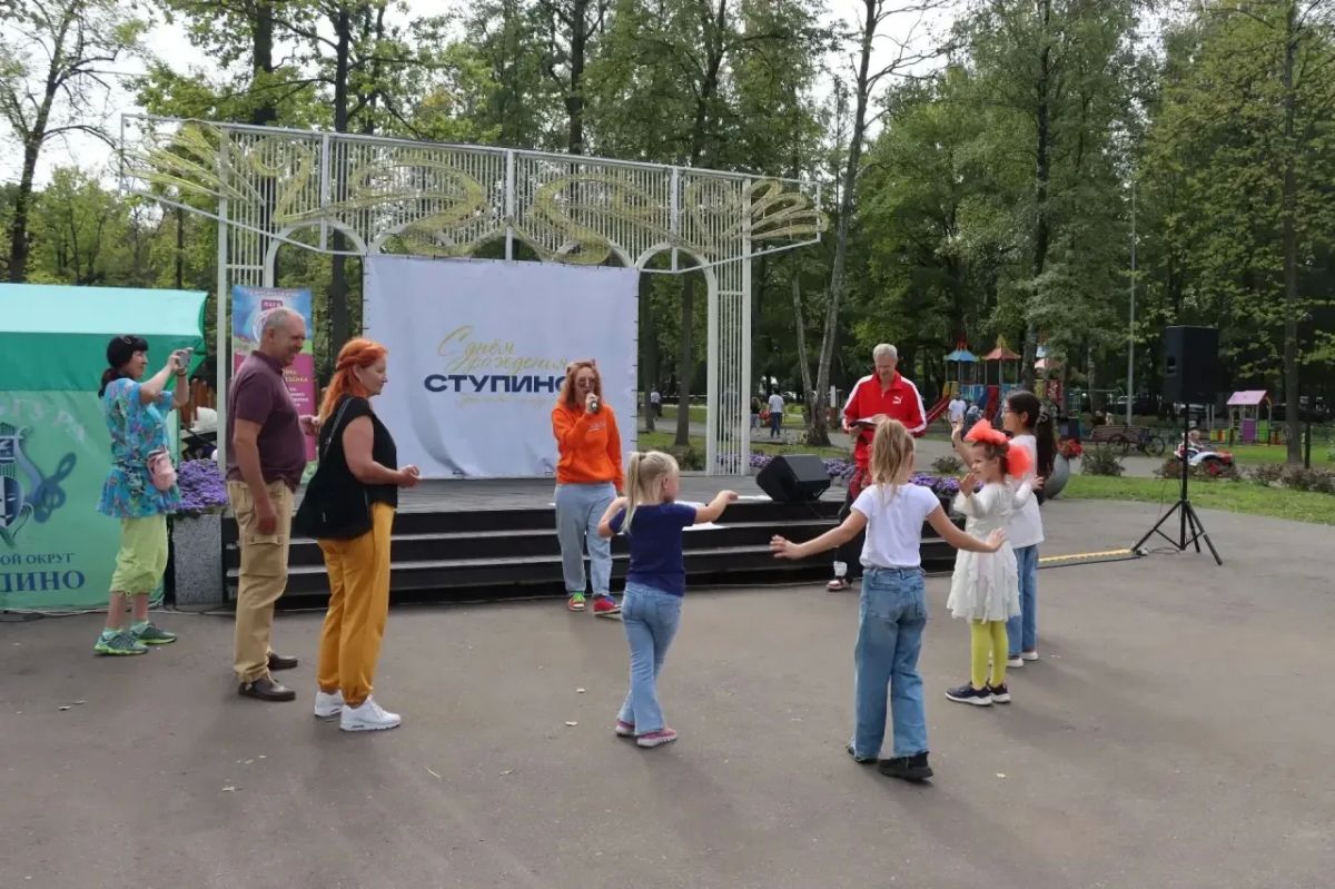 Музыка, игры и стихи в парке Островского Музыка, игры и стихи в парке Островского