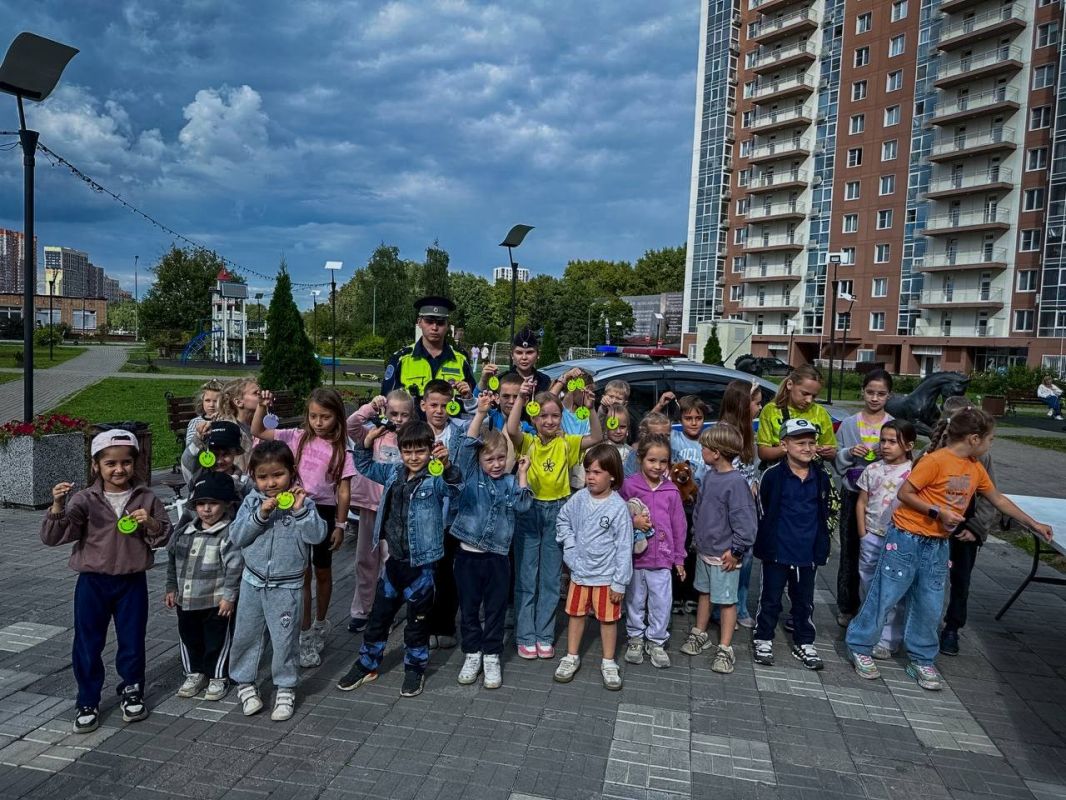В Химках в рамках комплексного информационно-профилактического мероприятия «Внимание - дети!» сотрудники Госавтоинспекции провели профилактическое мероприятие «Безопасный двор» В Химках в рамках комплексного информационно-профилактического мероприятия «Внимание - дети!» сотрудники Госавтоинспекции провели профилактическое мероприятие «Безопасный двор»