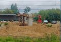 В Балашихе на путепроводе у станции Чёрное приступили к монтажу пролётного строения – работы выполняются с помощью 550-тонного подъёмного крана